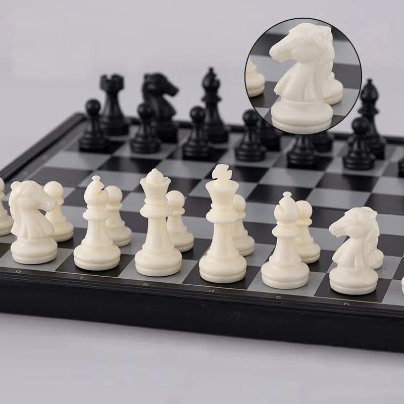 Scacchiera pieghevole magnetica professionale, pezzi degli scacchi bilanciati ponderati in legno riciclato e 2 zampe di ricambio, confezione regalo in legno premium