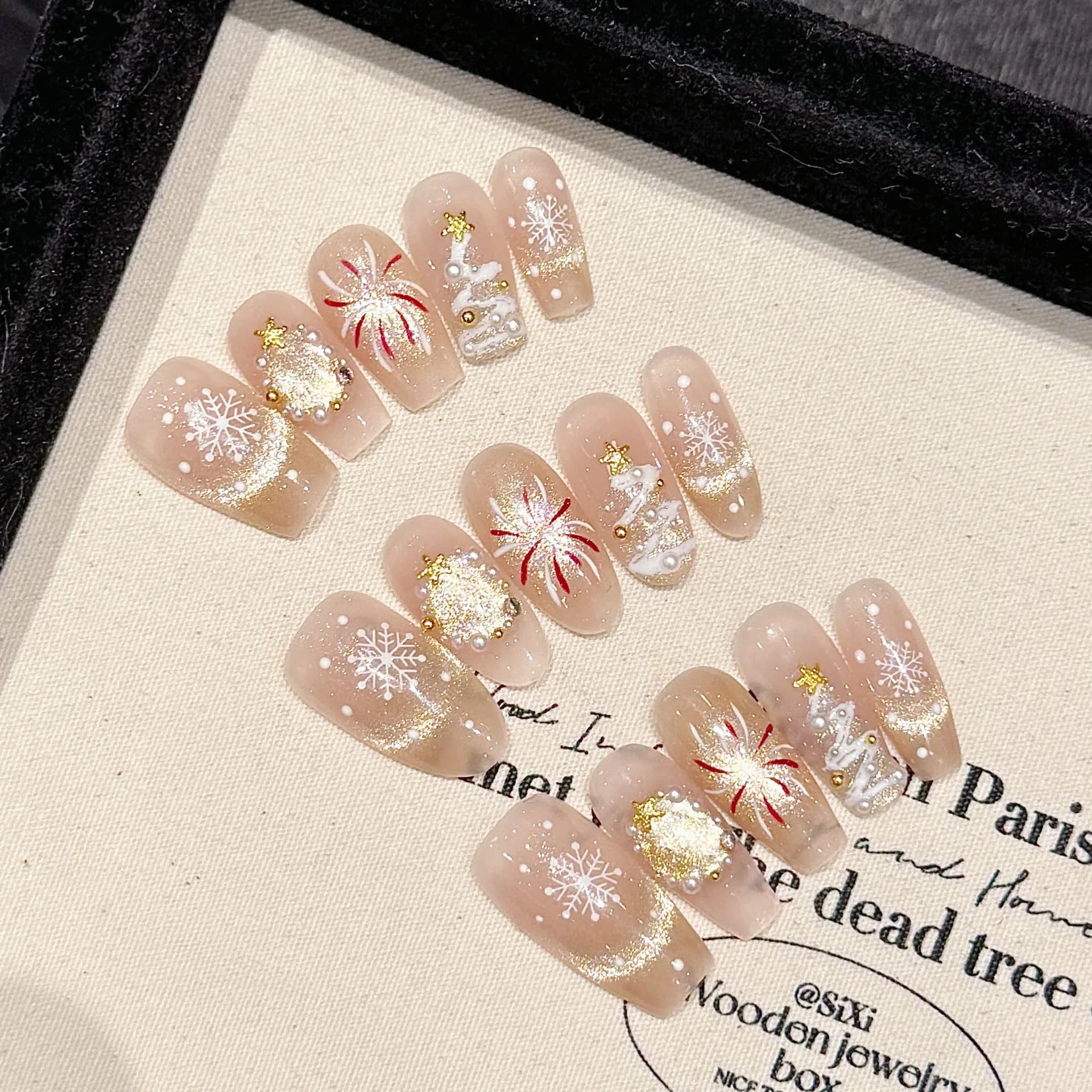 10 pieces of handmade fake nails for Christmas, with fireworks drawings and snowflakes, cat eye effect, wearable fake nails, DIY manicure.