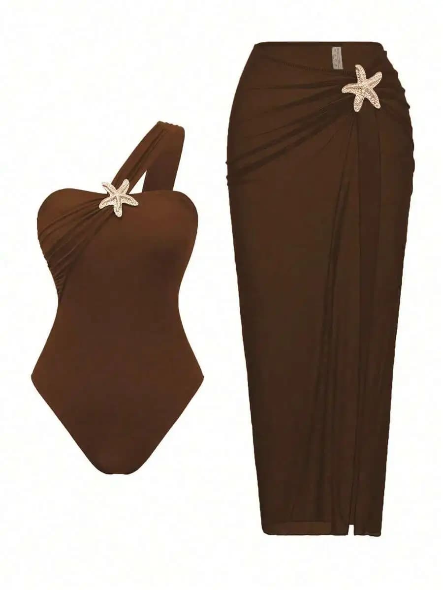 Costume intero marrone con decorazioni a stella e gonna abbinata per le vacanze al mare
