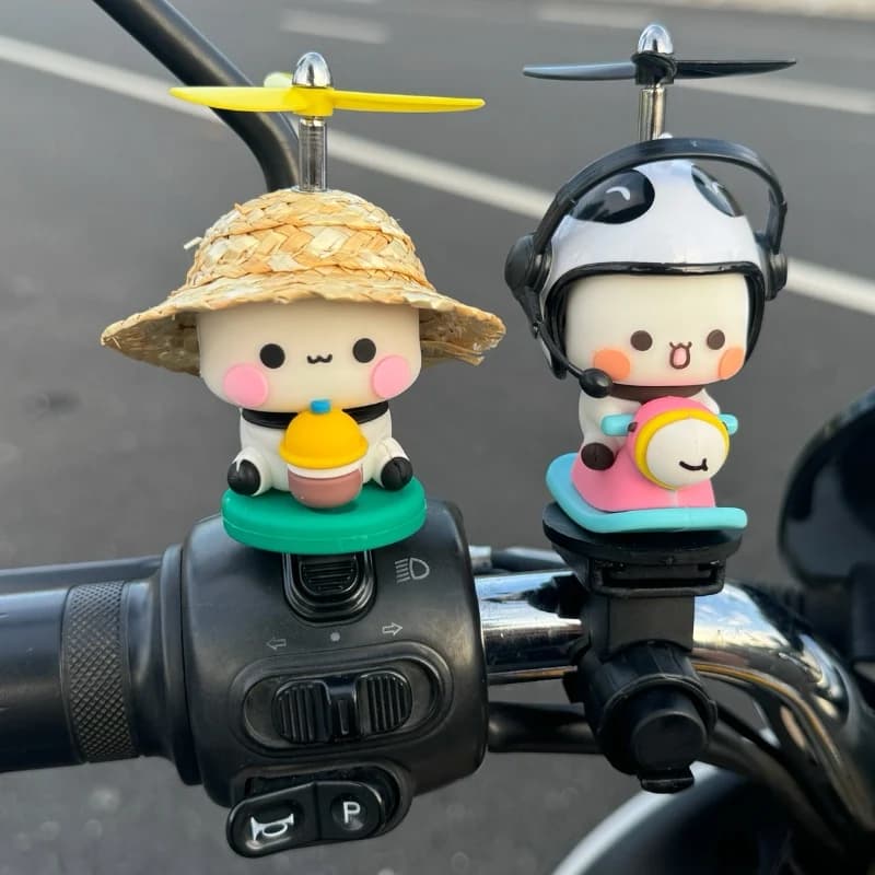 Bubu e Dudu Bici Piccola Anatra Gialla Casco Ornamenti Auto Moto a Batteria Accessori Decorativi Modellino Anime Giocattolo Regalo