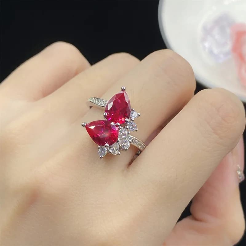 Anello aperto in tre pezzi con diamante pieno a forma di goccia d'acqua in corindone rosso per set di orecchini pendenti eleganti e lussuosi da donna