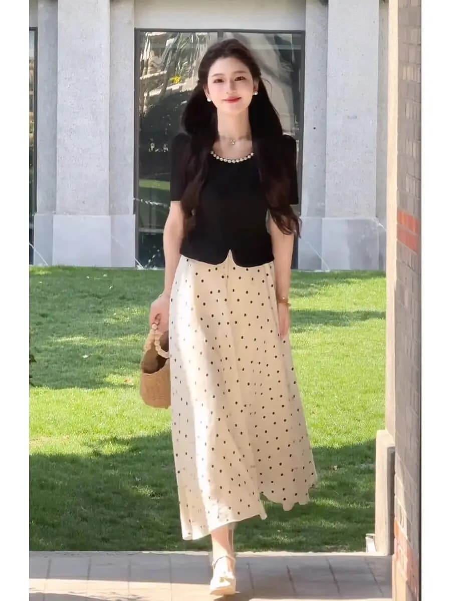 Completo estivo da donna stile Hepburn: top a maniche corte e gonna a pois a vita alta, ensemble due pezzi con gonna a trapezio
