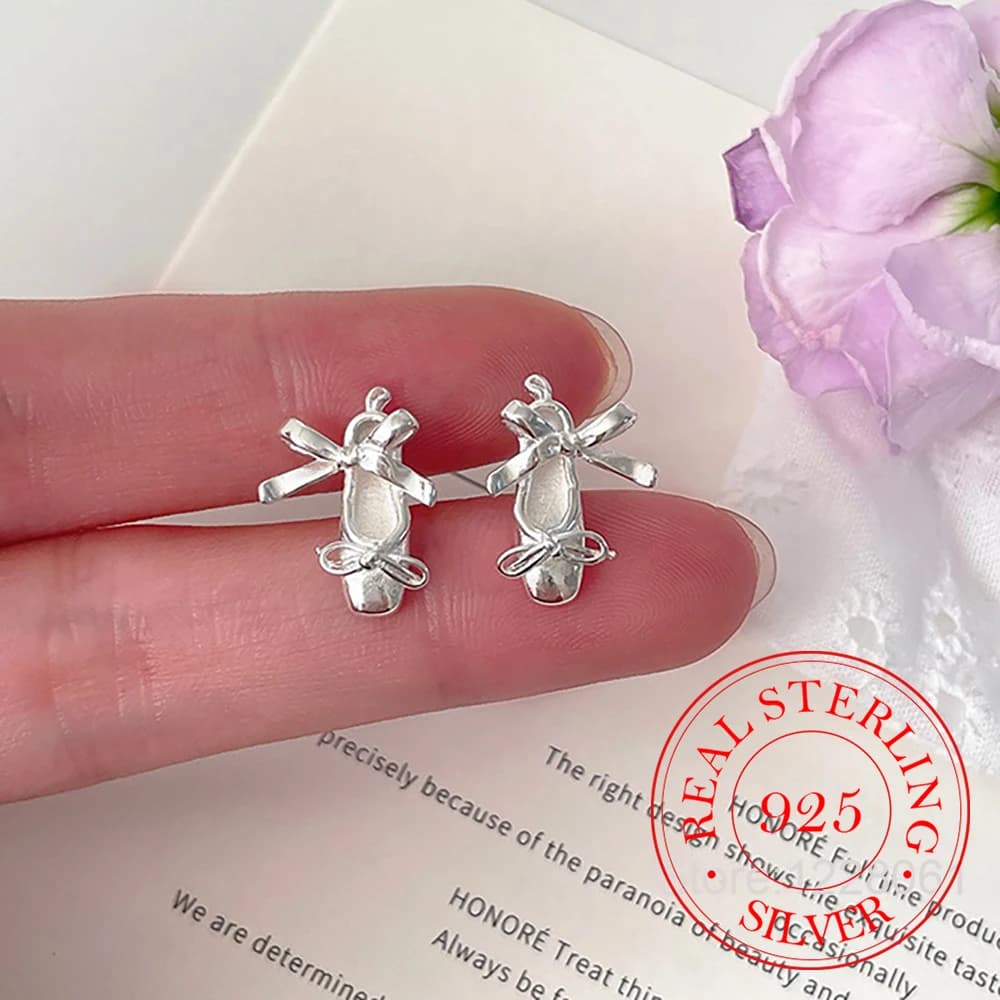 Gioielli in argento sterling 925 Squisite scarpe da balletto di lusso Orecchini a bottone per le donne Gioielli per feste di nozze per ragazze Regalo di amiche