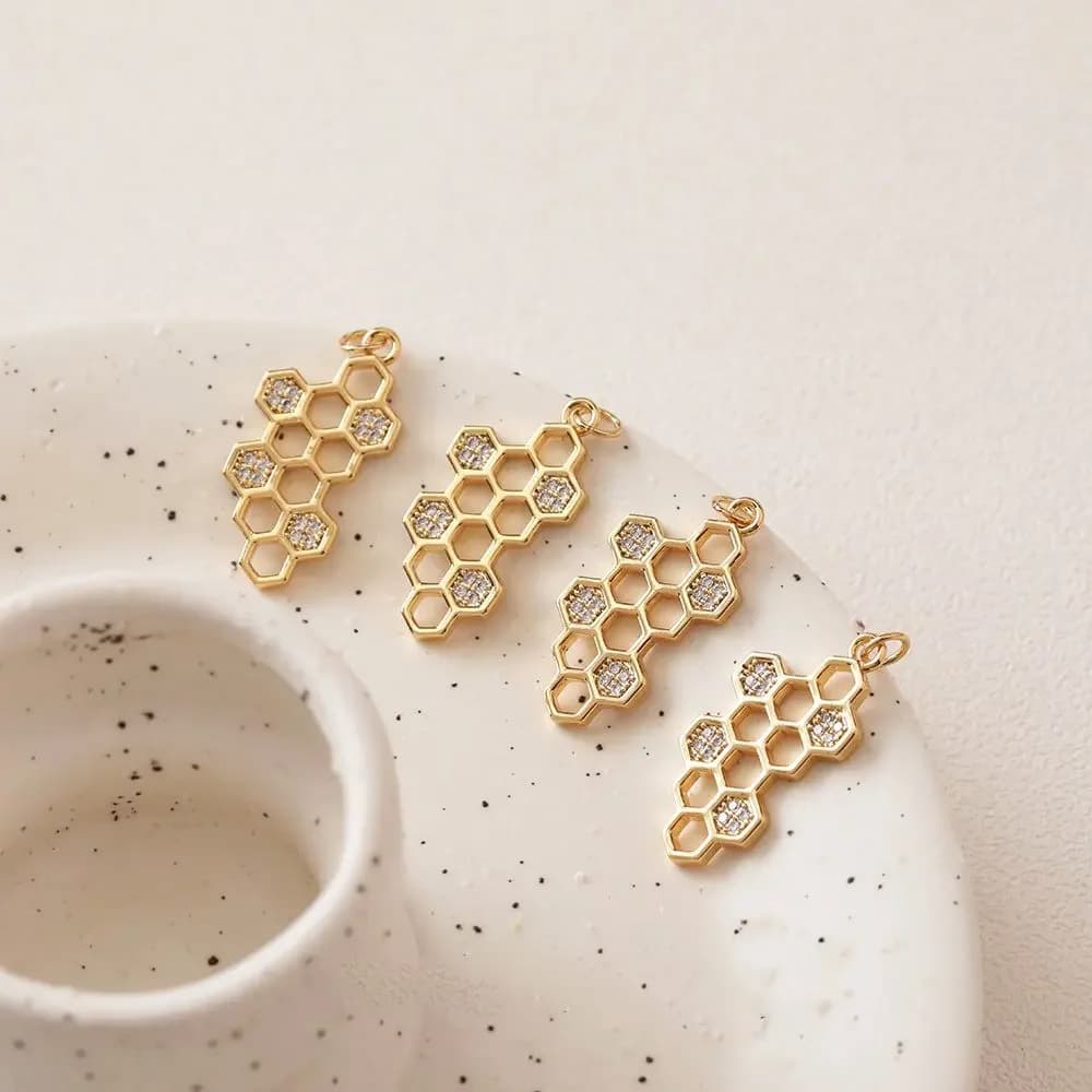 2 pezzi in oro 18 carati placcato a nido d'ape a forma di ciondolo in ottone di qualità superiore con ciondoli in zircone per gioielli che fanno collana accessori fai da te