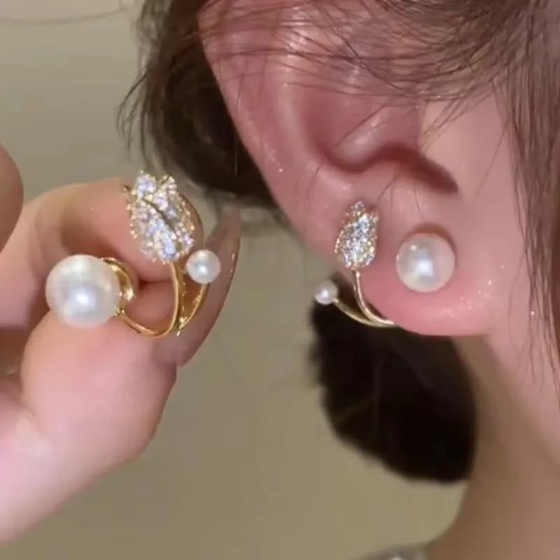 Il produttore di orecchini Dongmen della Corea vende orecchini di cristallo di perle di tulipano di nuova moda Orecchini di cristallo di fiore di perla di lusso leggero