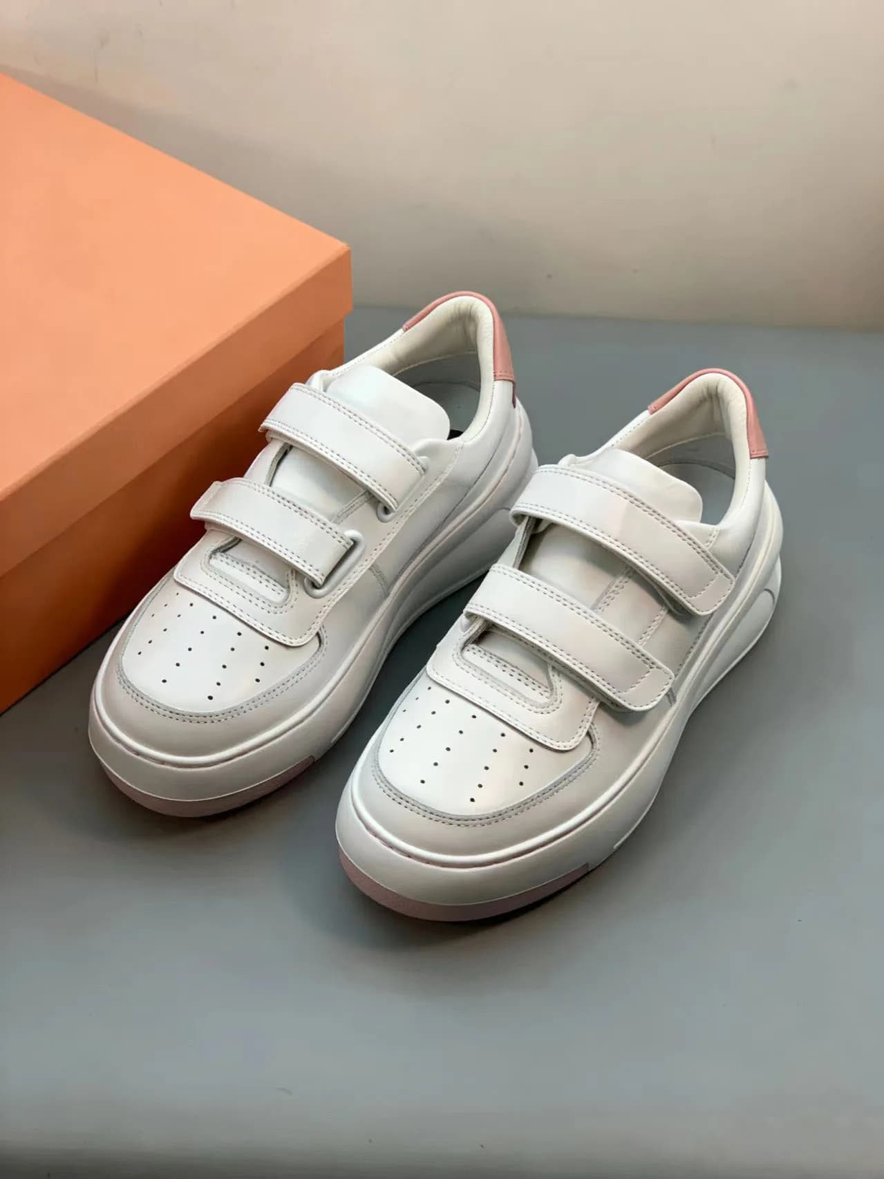 Sneakers in Pelle da Donna con Suola Chunky e Chiusura in Velcro