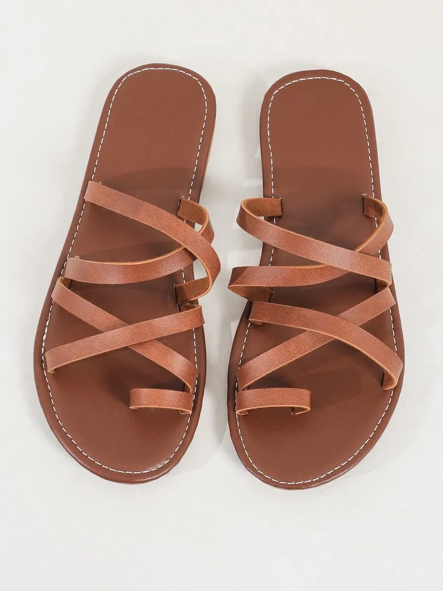 Sandali bassi marroni da donna con triplo cinturino diagonale, passante per il dito e cuciture bianche, ideali per l'abbigliamento casual estivo da spiaggia