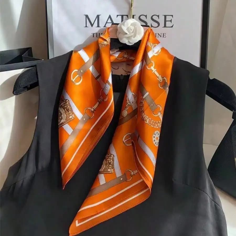 Sciarpa in Raso con Stampa a Catena Arancione Mandarino da Donna, Foulard Quadrato in Finta Seta per Capelli e Collo, Accessorio Classico di Lusso per l'Ufficio