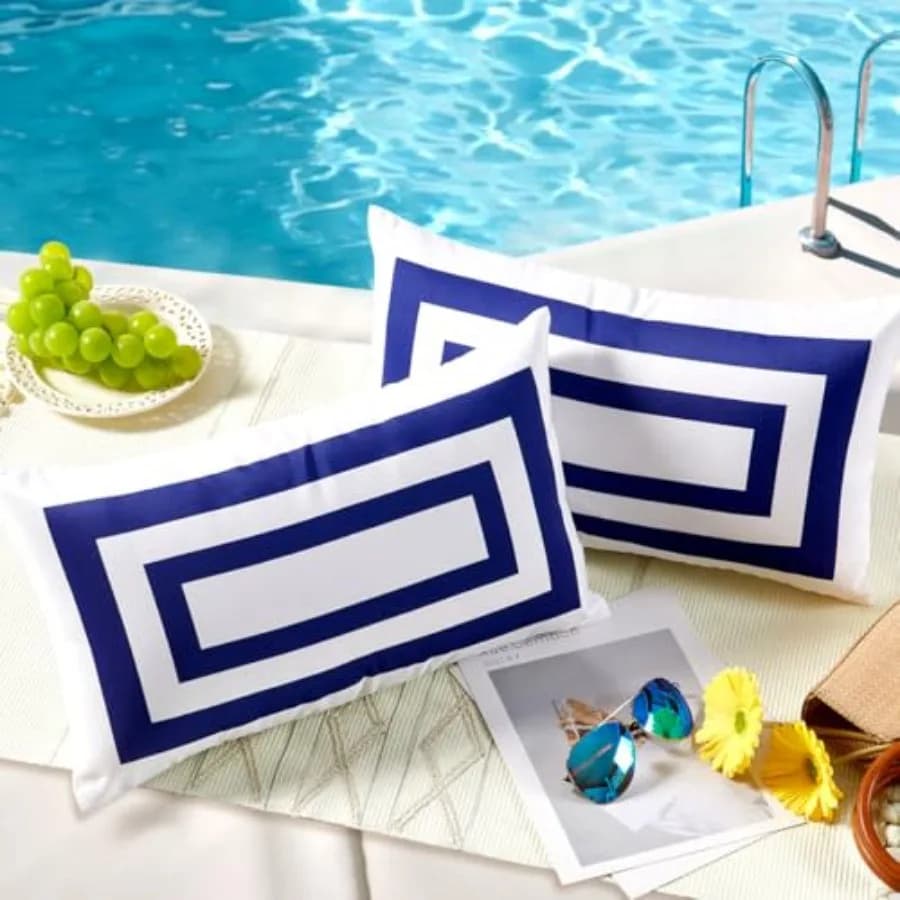Set di 2 Copricuscini Lombari da Esterno 12x20 Blu Navy Impermeabili e Resistenti al Sole, Decorativi Bianchi e Blu Navy