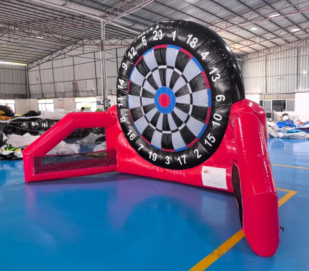 Gioco Gonfiabile di Freccette con Pallone da Calcio Rosso per Esterni, Giochi Gonfiabili in Stock