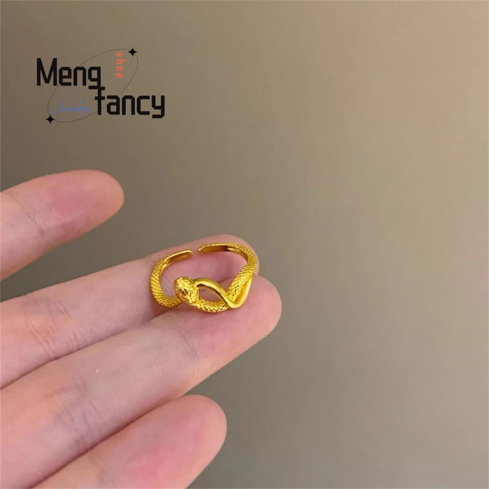 L'anello serpente dorato con design di nicchia esude un senso di luce, lusso e fascino di fascia alta, anno del serpente, gioielli di moda eleganti