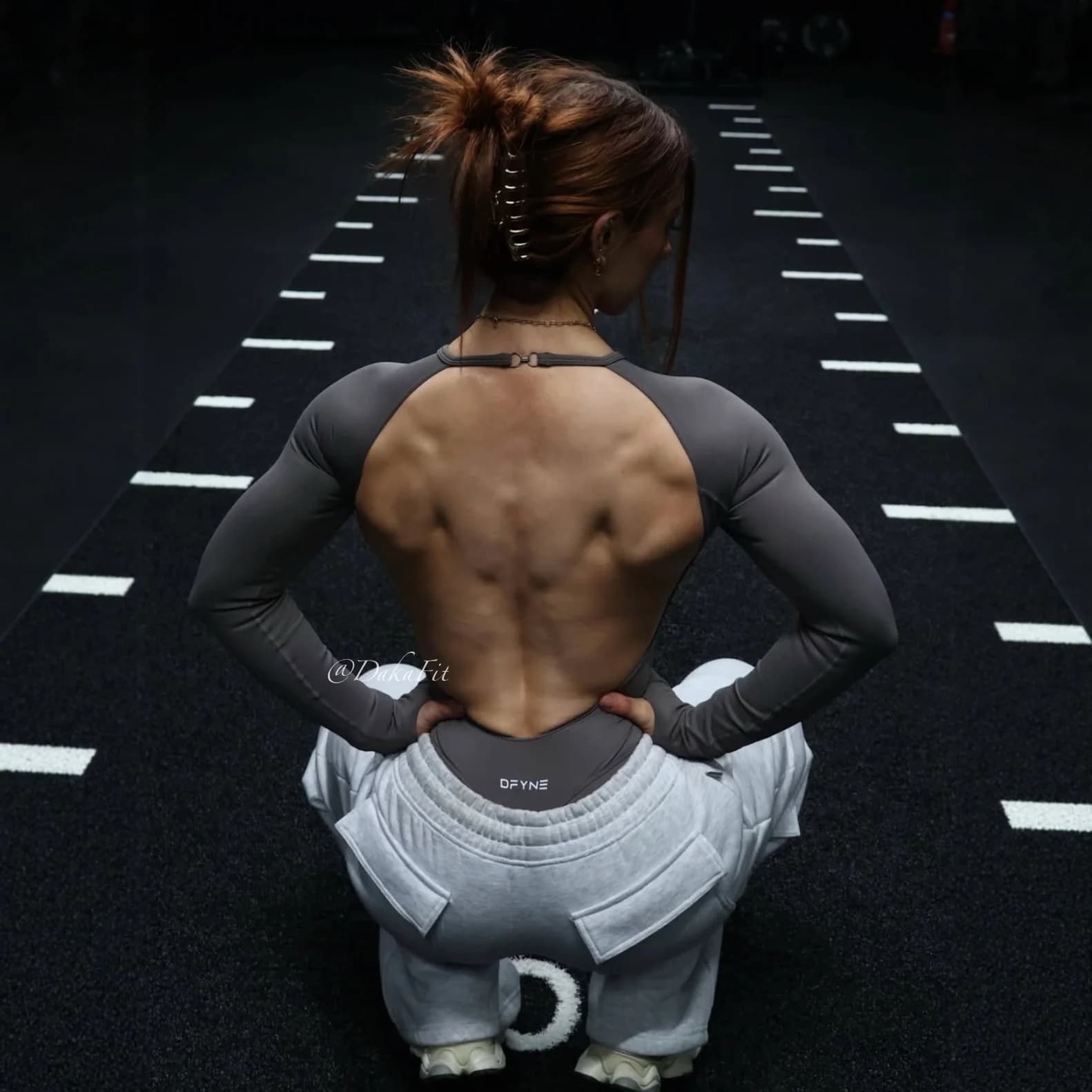 Yoga DF long-sleeve women's top with fixed chest pads, sexy open-back cropped sports T-shirt, with waist-slimming fitness tank