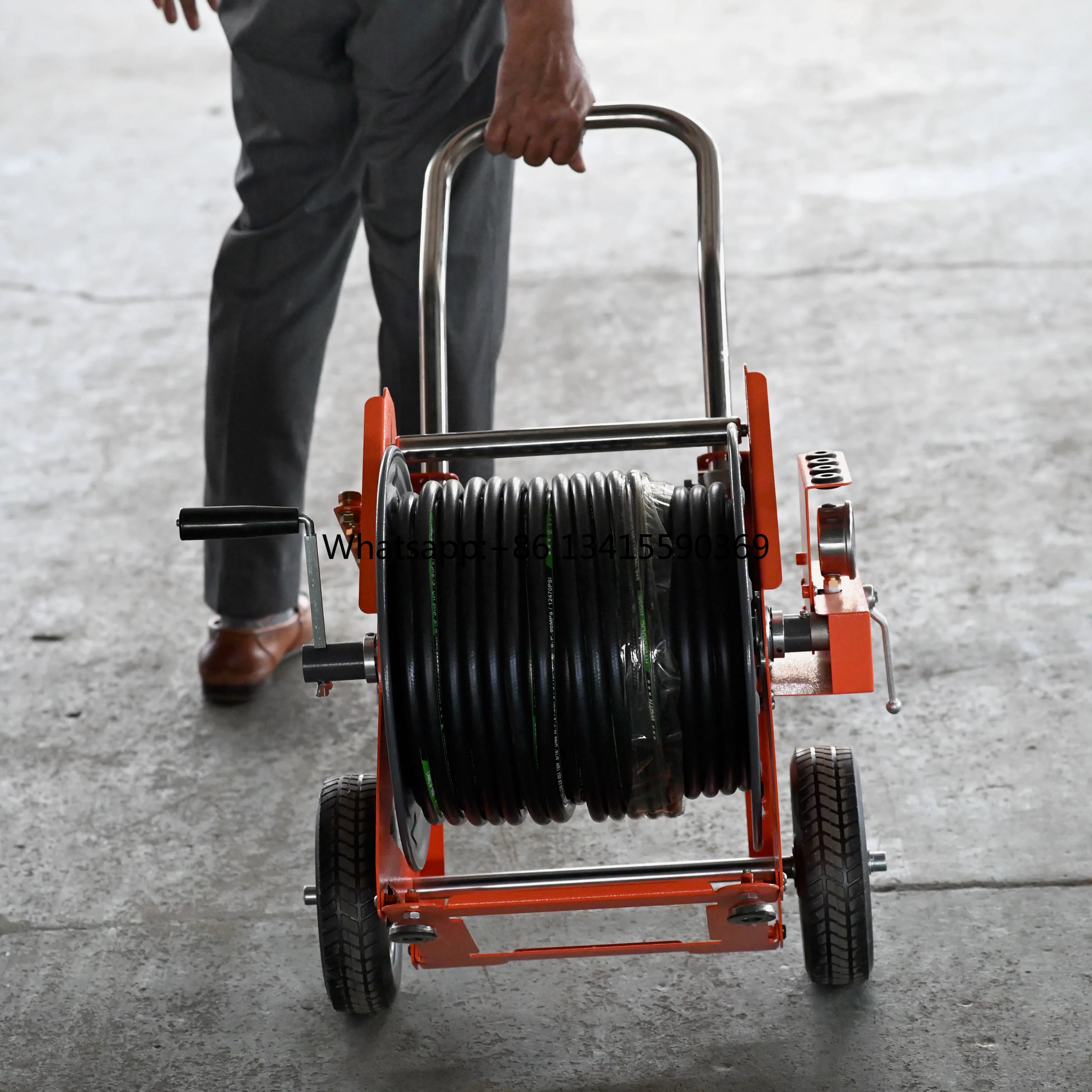 Telescopic garden hose reel The self-supporting pipe reel arranges easy to remove and durable pipes