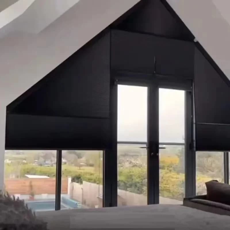 Sunroad su misura Tende personalizzate con tende triangolari elettriche a nido d'ape, mobili per aprire e chiudere.