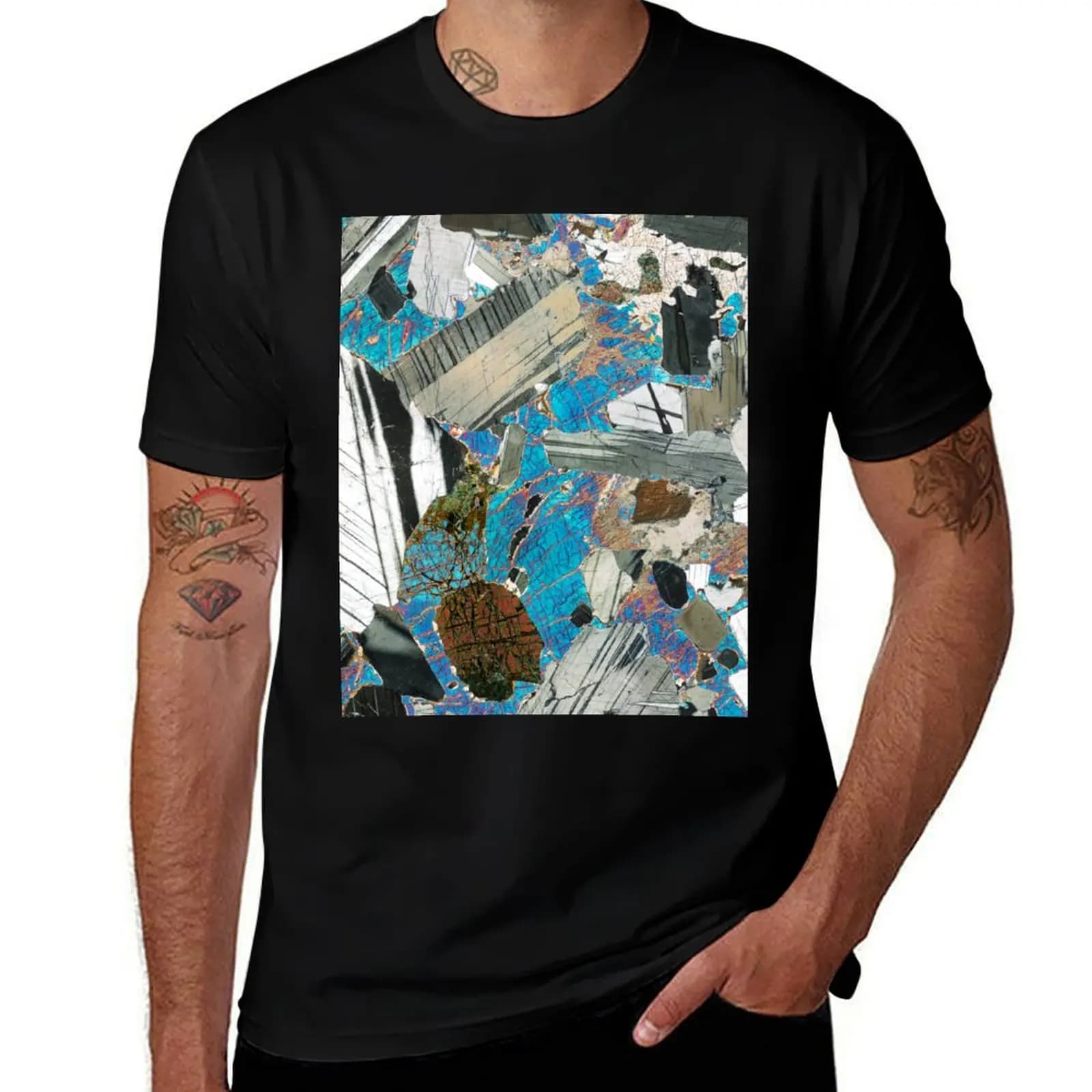 Foto microscopica di una sezione sottile di roccia di Gabbro di Huntly, Scozia - T-shirt regalo per gli amanti della geologia scozzese, stile casual da lavoro.