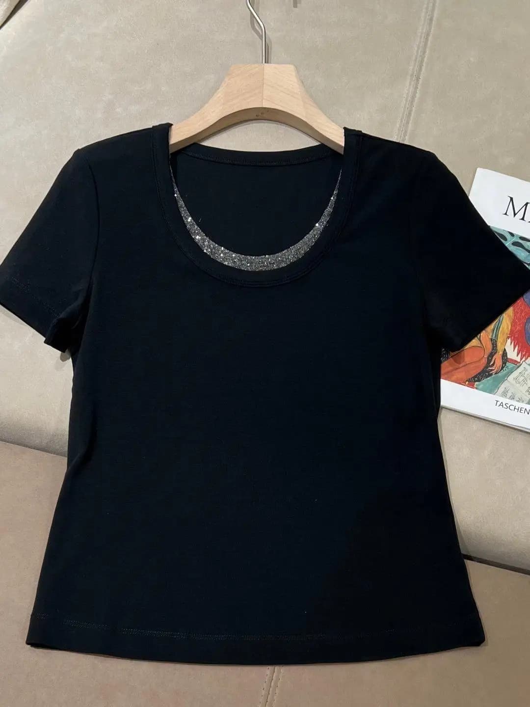 T-shirt versatile da donna a maniche corte in cotone Tencel con collo rotondo e ricche applicazioni di diamanti.