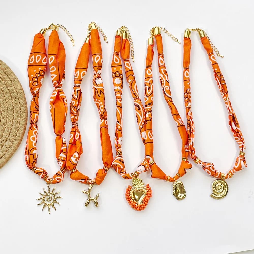 Collana Bandana arancione con ciondolo in acciaio inossidabile Sciarpa Boho Girocollo con sole, cane palloncino, cuore, ciondolo conchiglia