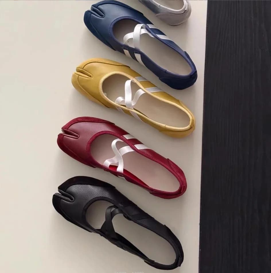 Scarpe basse Tabi con cinturino incrociato Scarpe da donna casual alla moda Design Mary Jane Scarpe da balletto slip-on con punta divisa Mocassini eleganti primaverili