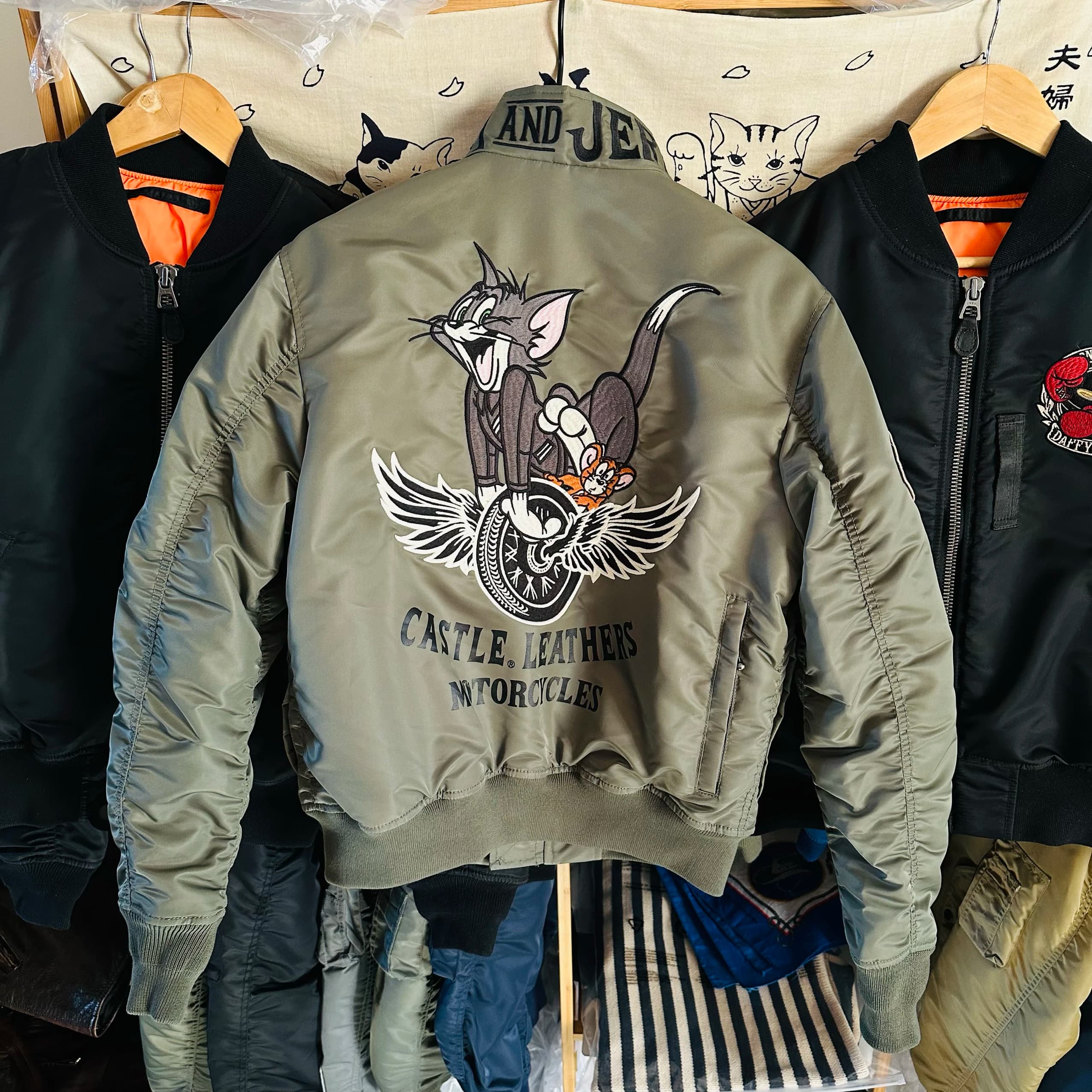 Giacca Gwheel Flight Suit in cotone con otto tasche, ideale per il pendolarismo, e ricamo a forma di topo, con collo alto.