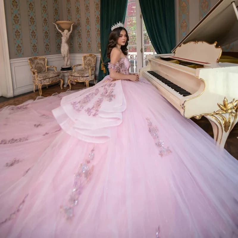 Abito Quinceanera personalizzato rosa con spalle scoperte Abito in tulle di pizzo con paillettes applique fiore 3D Coda lunga abiti da 15 Quinceanera