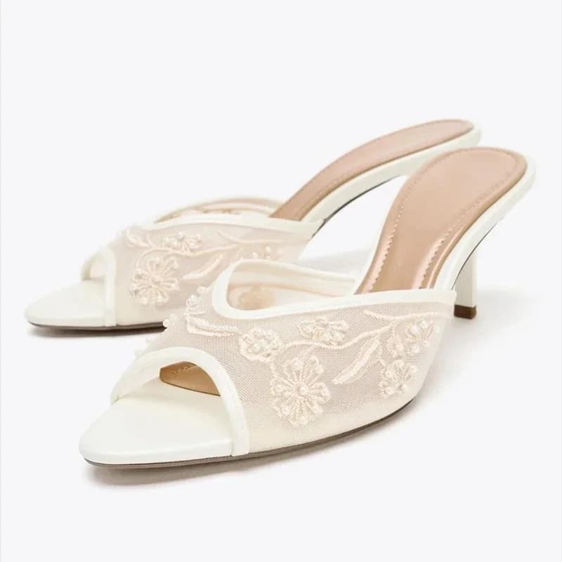 Di lusso Del Ricamo Stringa di Perline Decorare Pantofola Delle Donne di Modo Punta A Punta Peep Toe Tacco Sottile Diapositiva Sandalo Accogliente Maglia Zapatos Mujer