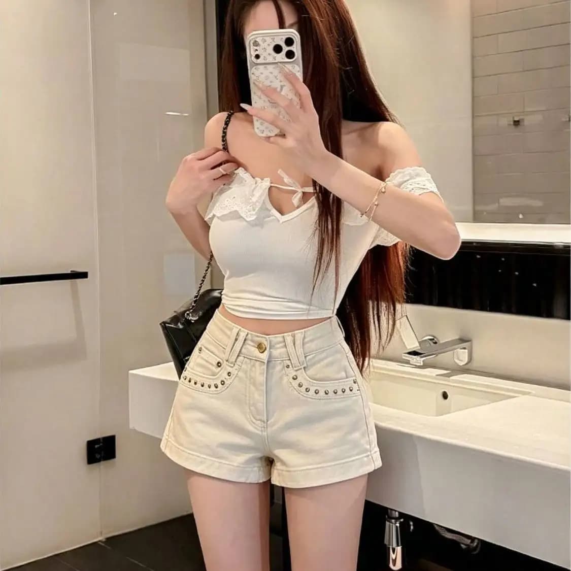 Summer 2026 High Waist Rivet Denim Shorts Women Slim A-Line Design Sensation Hot Pants Tanned Look Casual Cotton Ladies Jeans