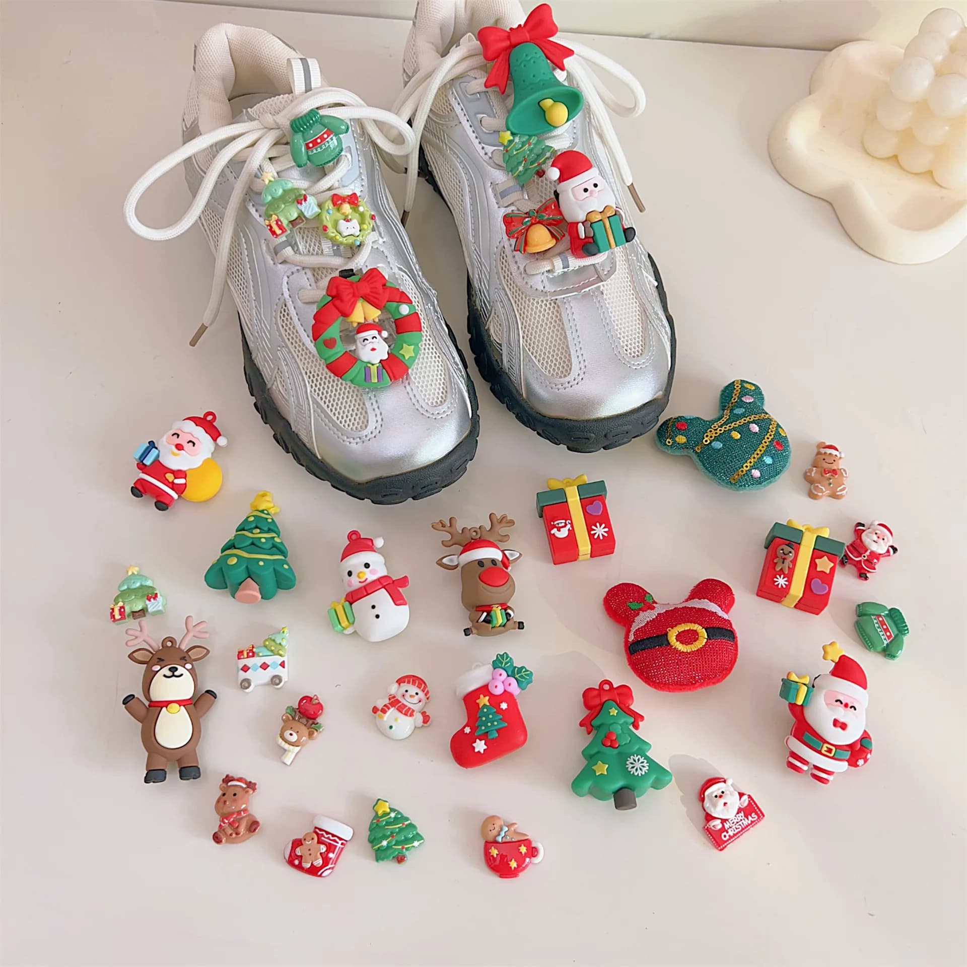 1 set di ciondoli per lacci per scarpe natalizie per decorazioni per scarpe da ginnastica, accessori per scarpe da regalo per feste con fibbia per scarpe da Babbo Natale fai da te