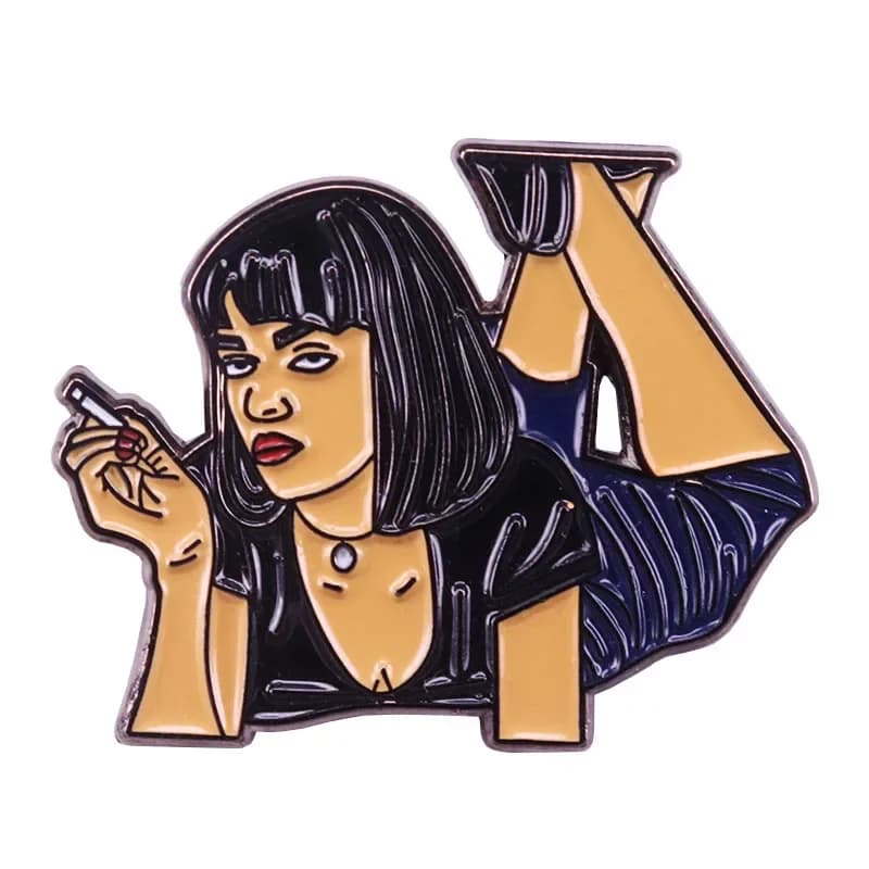 Mia Wallace spilla Pulp Fiction film pin divertente distintivo della cultura pop anni '90 grunge regalo di compleanno accessorio da donna