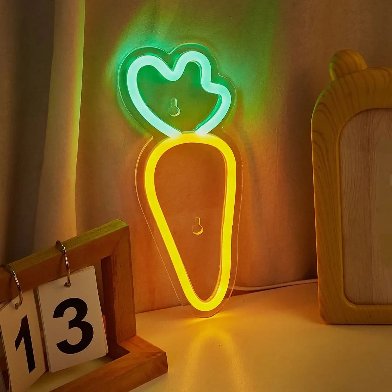 Insegna al neon a LED a forma di carota 1PC alimentata tramite USB per la decorazione della parete della camera da letto Insegne luminose al neon adatte per le vacanze