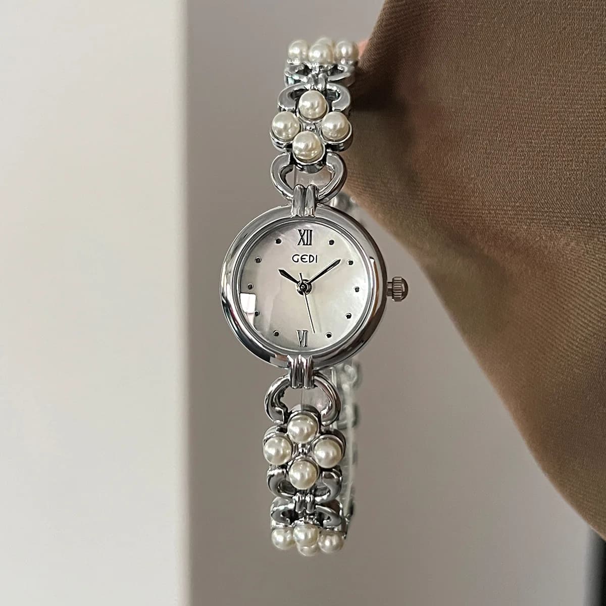 Orologio da donna con catena di perle Temperamento intarsiato con diamanti Bracciale di lusso leggero Orologio da donna al quarzo moda impermeabile