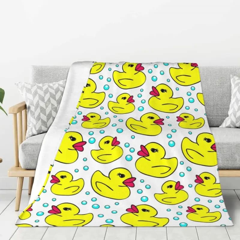 Coperta in flanella morbida e traspirante con stampa personalizzata di anatre gialle in gomma e bolle, ideale per la camera da letto in inverno.