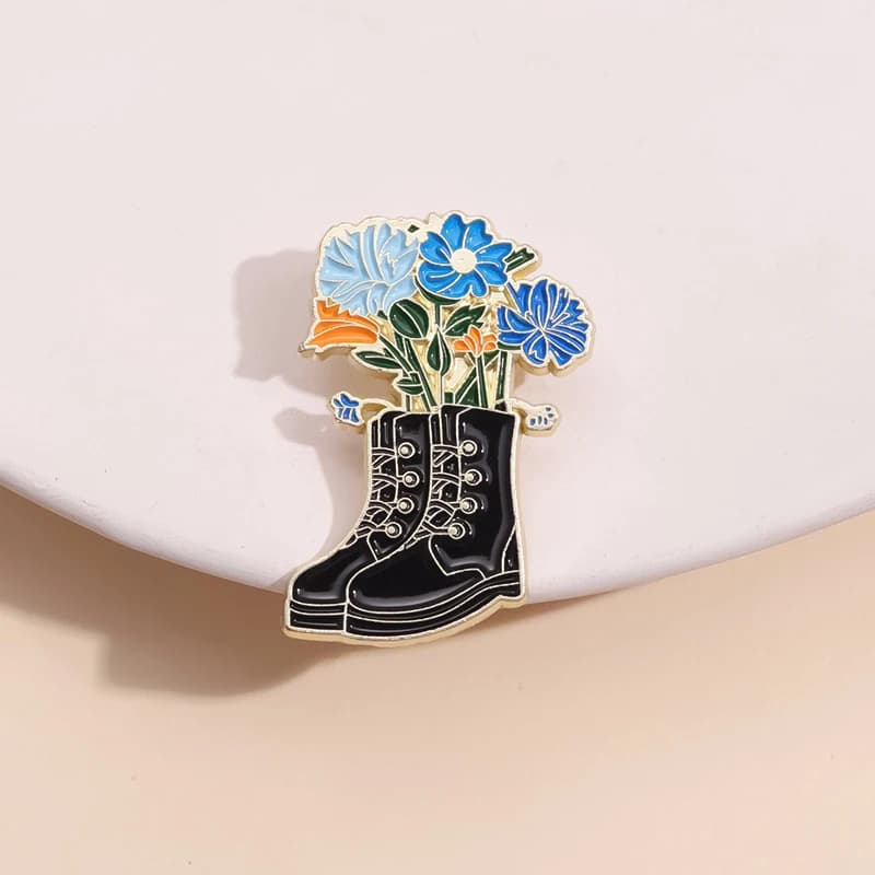 Stivali da cavaliere magico Spilla smaltata Fiori squisiti Stivali Distintivo Spilla Zaino da bavero Accessori moda all'ingrosso Regalo di gioielli