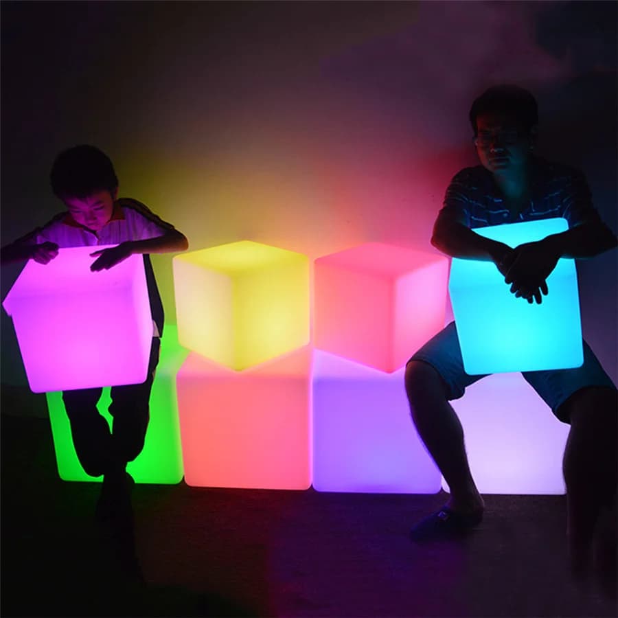 Cubo Luminoso LED con 16 Colori Cangianti, Telecomando, Alimentazione a Batteria per Bar, Giardino, Hotel, Feste e Decorazioni Notturne