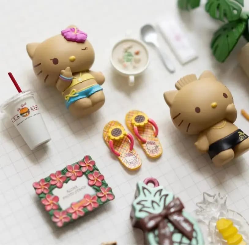 New In Stock Summer Vacation Blind Box Black Leather Kuromi Kt Cat Flower Little Rabbit Beach Play Style Doll Desktop Souvenir