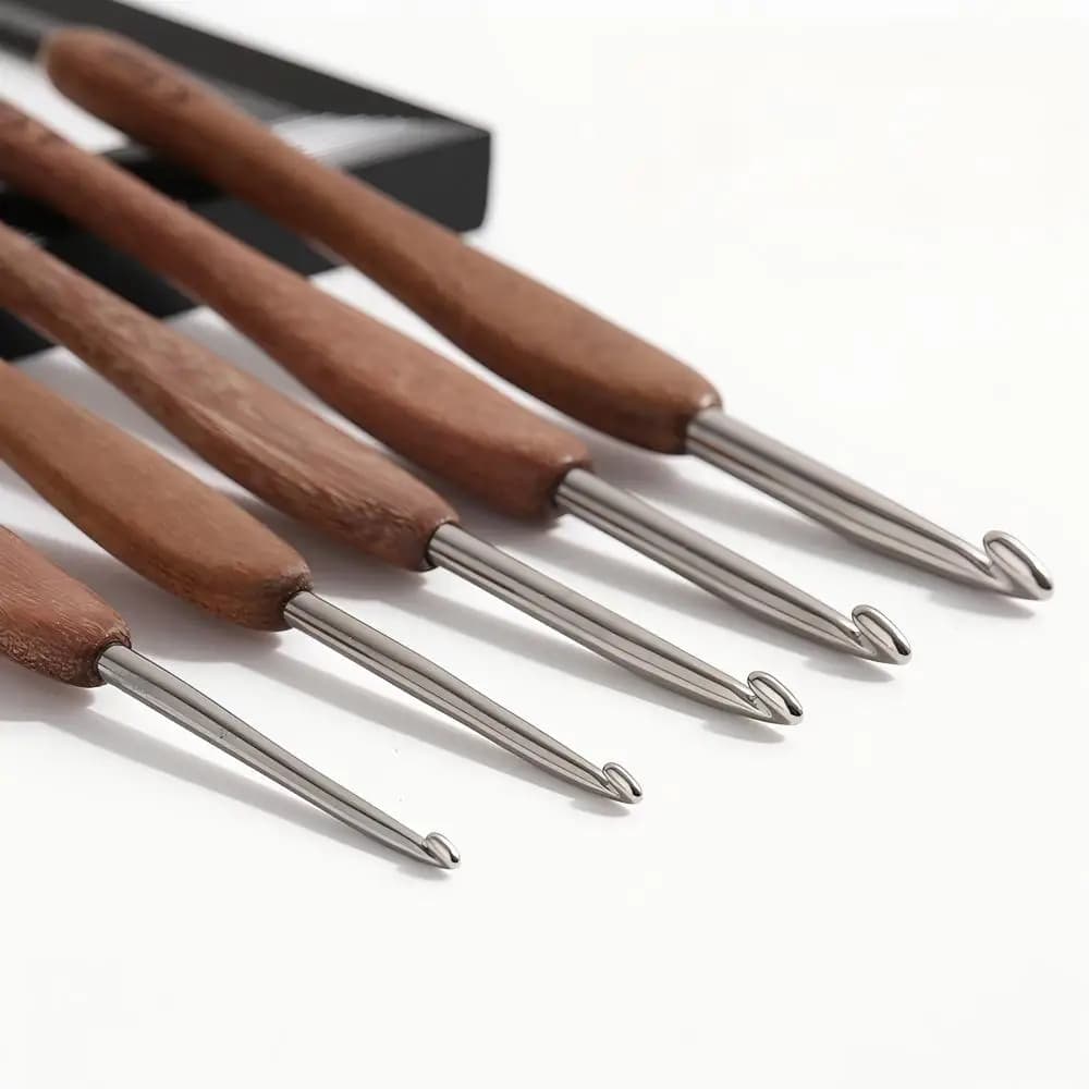Red Sandalwood Crochet Hook Sharp Steel Tip Comfort Handle Yarn Needles DIY Amigurumi Doll Sweater Craft For Knitting Beginners