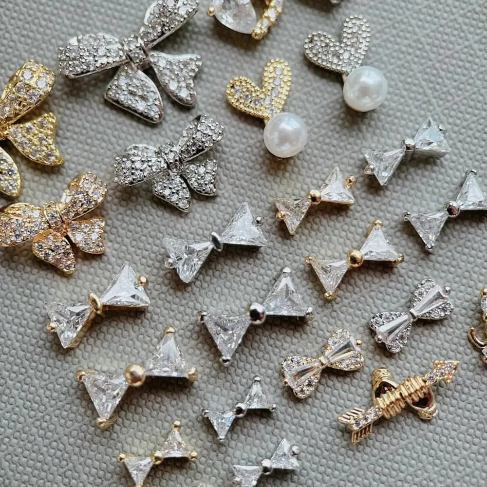 10 pz/lotto Fiocco Nastro Freccia di Cupido Amore Zircone Decorazioni Unghie in Metallo Ciondoli Gioielli Accessori per Forniture Fai da Te Nail Art