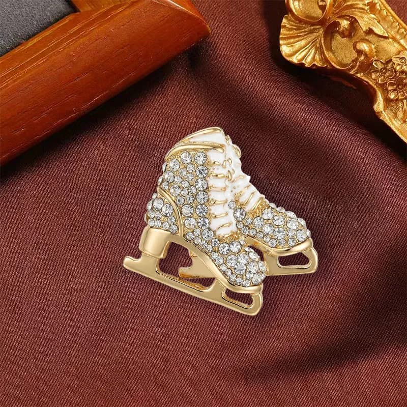 Spilla a forma di pattini da ghiaccio natalizi, con smalto a goccia e intarsi di diamanti, gioiello di moda transfrontaliero, versatile e raffinata, accessorio da petto per abito.