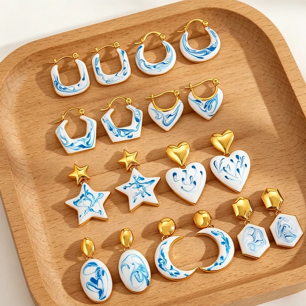 Orecchini Geometrici Blu con Stelle e Luna, Gioielli Vintage Creativi in Acciaio Inox con Effetto Porcellana Blu e Bianca