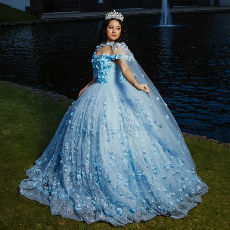 Abiti Quinceanera azzurro cielo Abito da ballo con spalle scoperte Abito dolce 16 Applique Fiore Perline Tull di cristallo con mantella Festa di compleanno