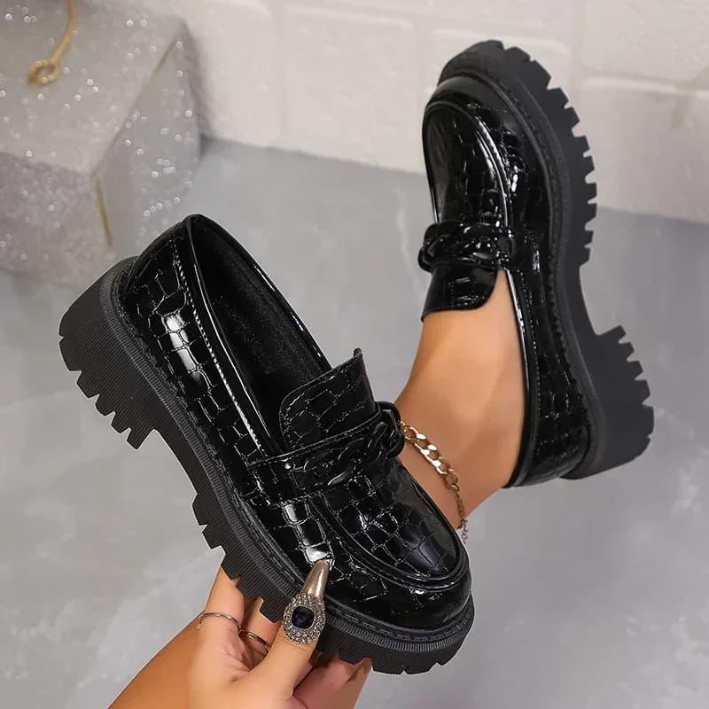 2025 Mocassini con plateau con decorazione a catena da donna Scarpe eleganti in pelle verniciata nera Donna Comode scarpe basse slip on zapatos de mujer