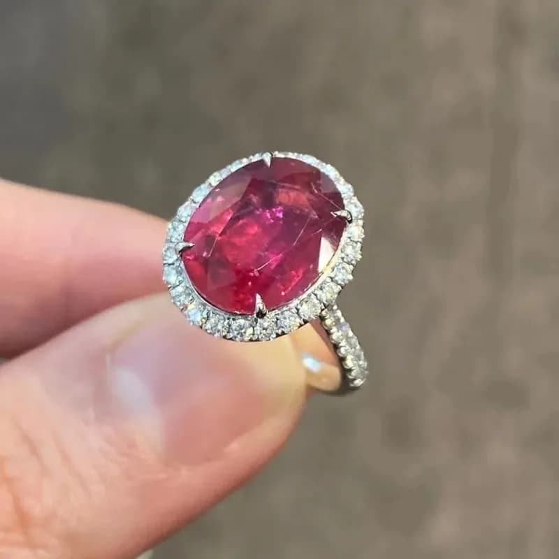 Anello da donna personalizzato di lusso leggero con abbellimento in zircone rosso melograno alla moda europea e americana