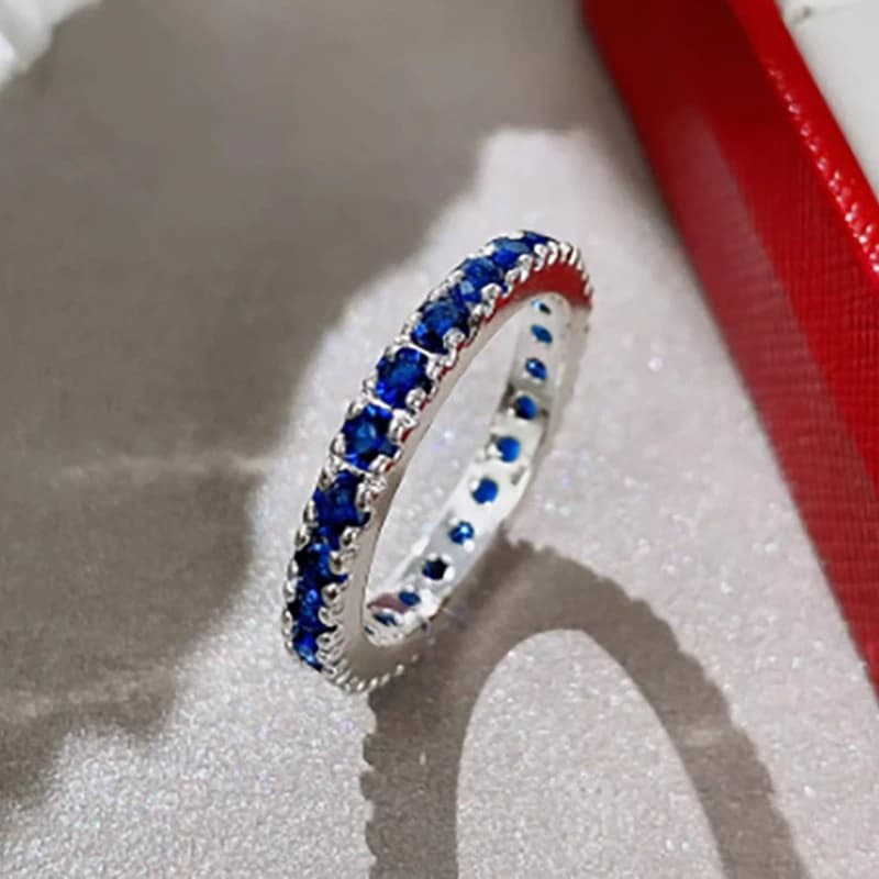 Nuovo anello rotondo minimalista europeo e americano con zirconi a quattro artigli intarsiati con squisiti gioielli in stile pendolarismo geometrico