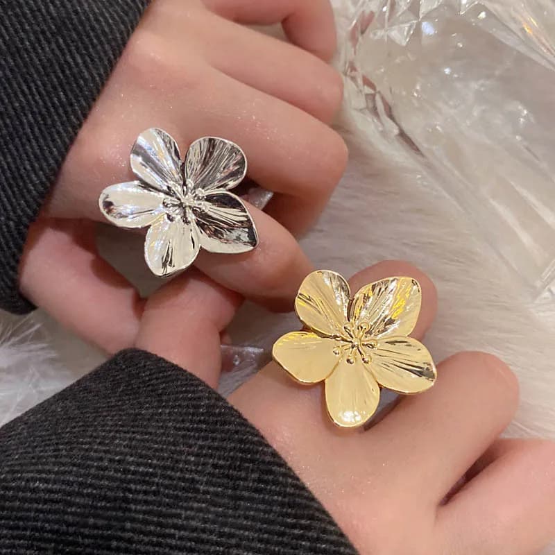 2024 nuovo anello fiore per le donne temperamento semplice festa moda fascino alla moda regali gioielli impermeabili all'ingrosso