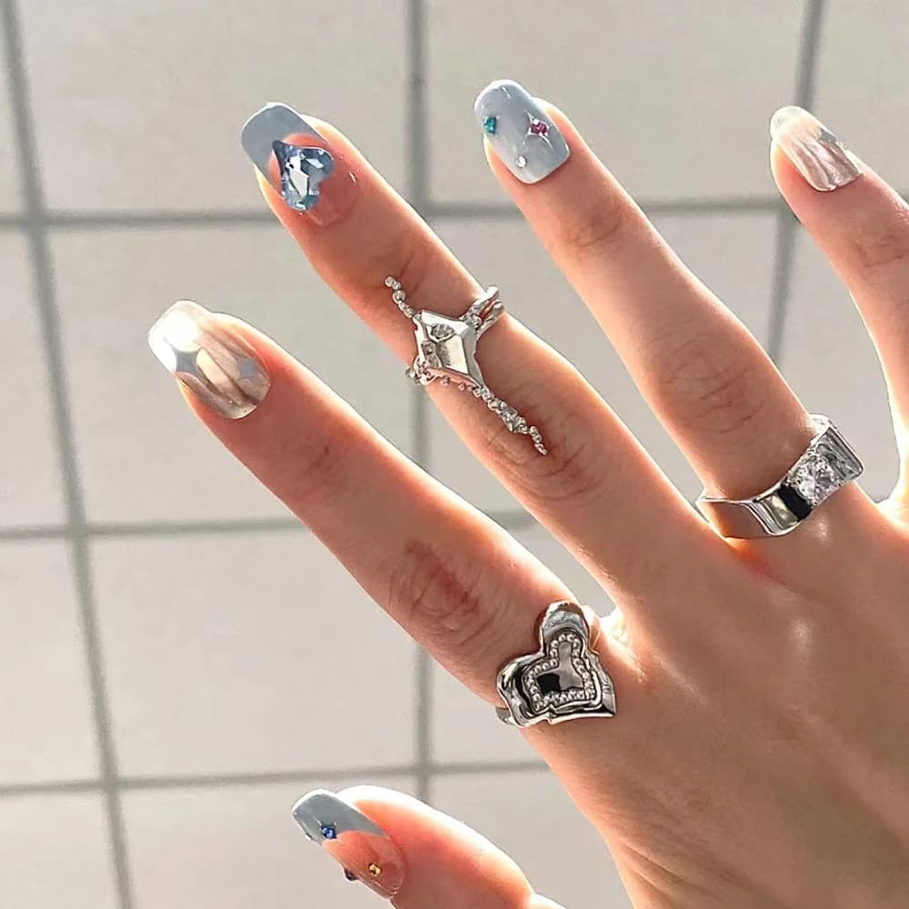Nuova Collezione 2026: Nail Art Minimalista con Diamanti Blu Ghiaccio e Elementi Scintillanti: Un'Arte per Unghie Lussuosa ed Elegante