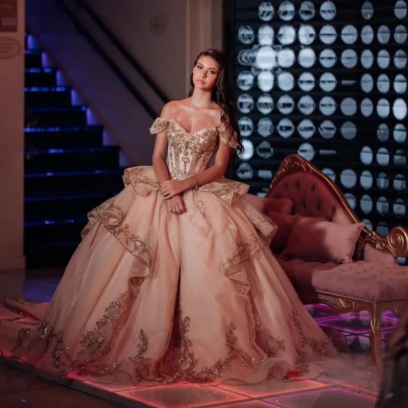 Abiti Quinceanera color champagne personalizzati con spalle scoperte applique con paillettes in cristallo Coda lunga con fiocco Vestido 15 Quinceanera