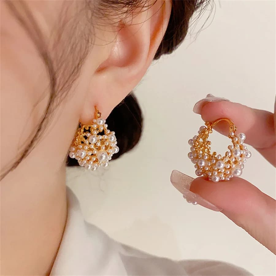 2024 coreano nuovo temperamento semplice cerchio orecchini di perle moda piccoli orecchini a cerchio versatili regali di gioielli da donna all'ingrosso