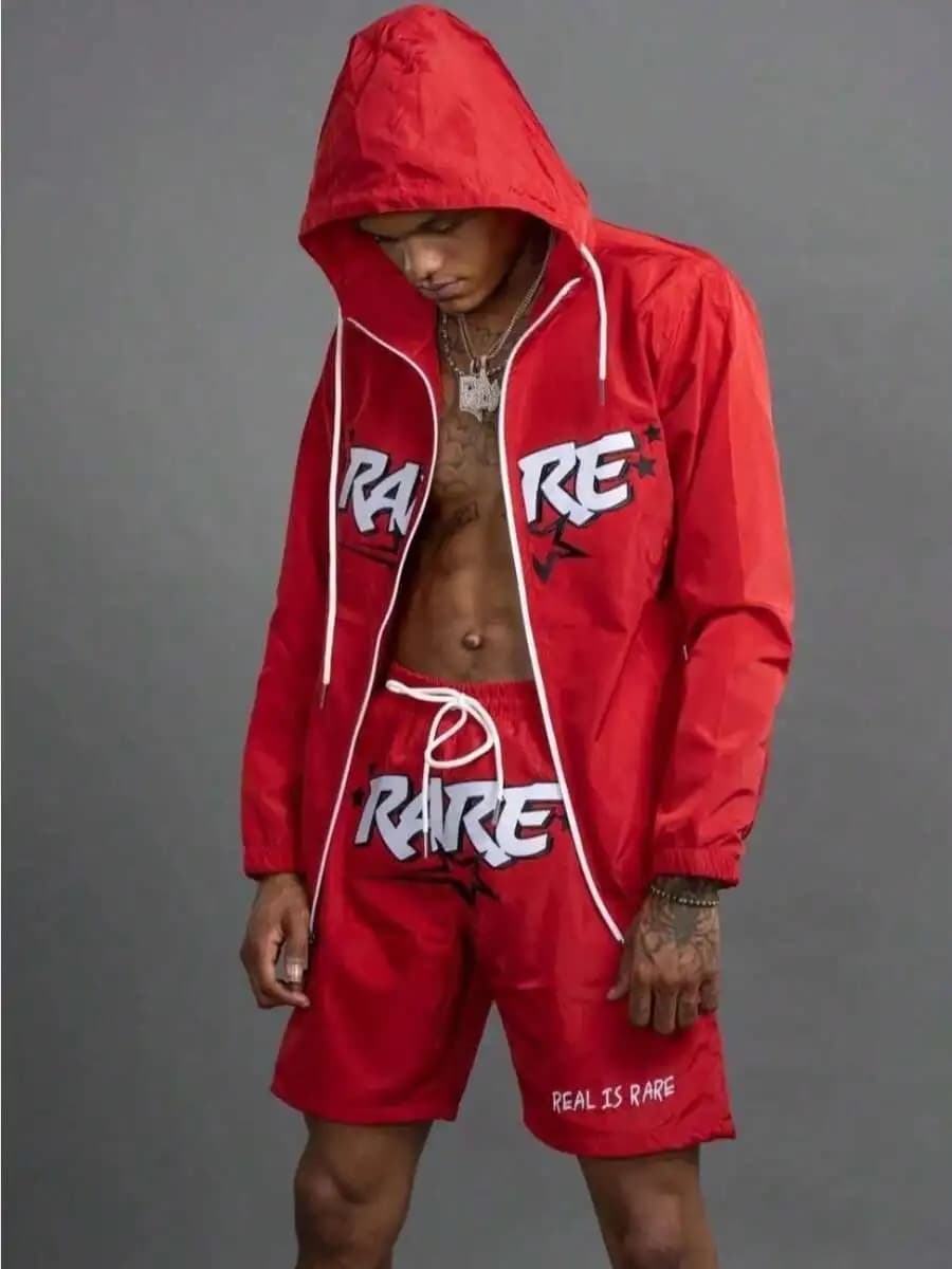 Completo da uomo casual con giacca a vento con cappuccio e stampa di lettere rosse e pantaloncini corti.