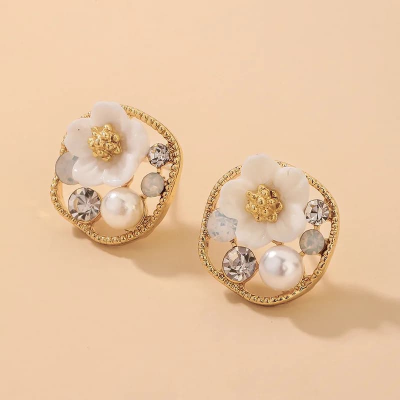 Orecchini a bottone con fiore rotondo con perla d'imitazione in argento, orecchini da donna con temperamento piccolo e semplice, alla moda ed elegante