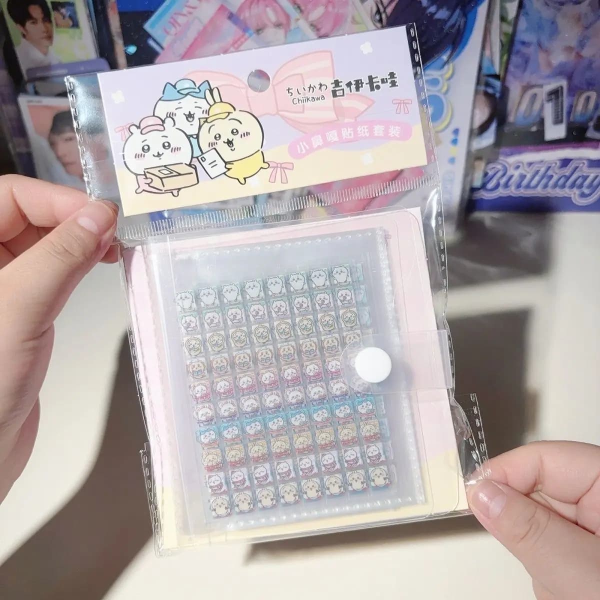 Libro di Adesivi Kawaii Chiikawa, 9 Fogli 800 Pezzi, Adesivi per Unghie Carini Usagi Hachiware, Set Mini Adesivi per Ragazze, Decorazione Fai-da-Te