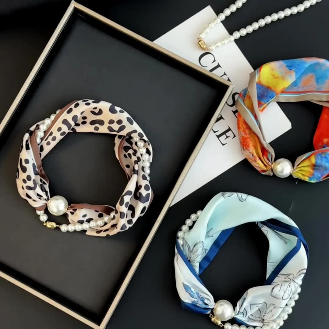 Foulard in Seta Stampata con Chiusura Magnetica e Dettagli in Perle per Donna, Leggero, per Primavera Estate, Uso Quotidiano